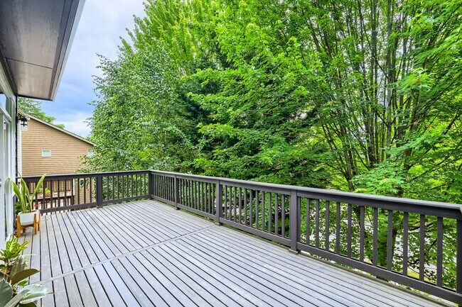 Building Photo - 5bd/3.5ba Bellevue Hoome