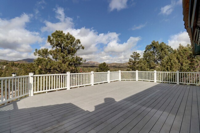 Building Photo - Incredible Home with Lake Views!