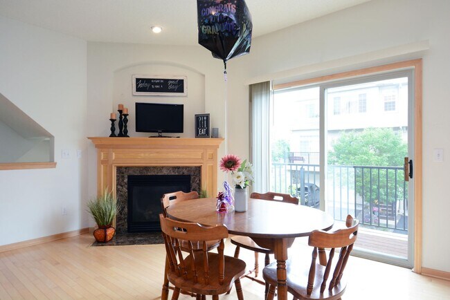Building Photo - Spacious 4-Bed 3.5-Bath in Blaine - Available 6/10!