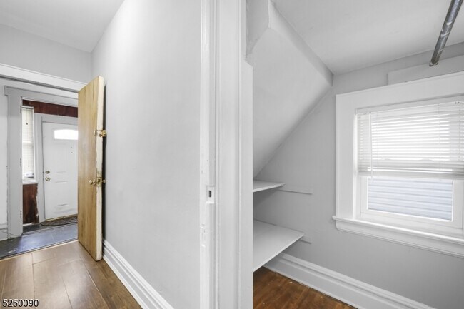 Building Photo - 135 S Munn Ave