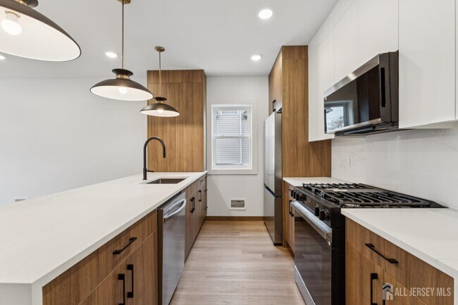 Building Photo - 84 Hollywood Ave