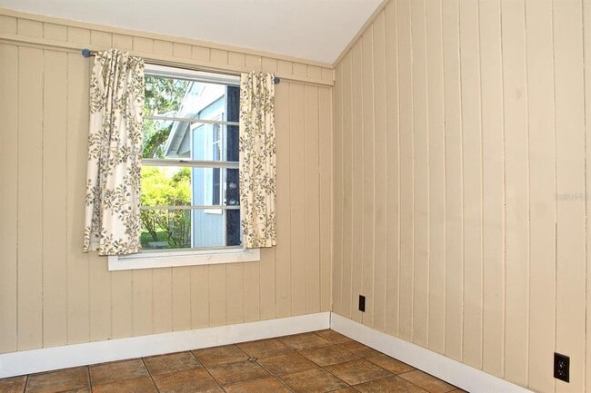 Building Photo - 1315 E Marks St