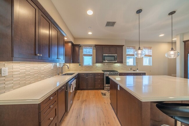 Building Photo - Gorgeous Lomita Townhome