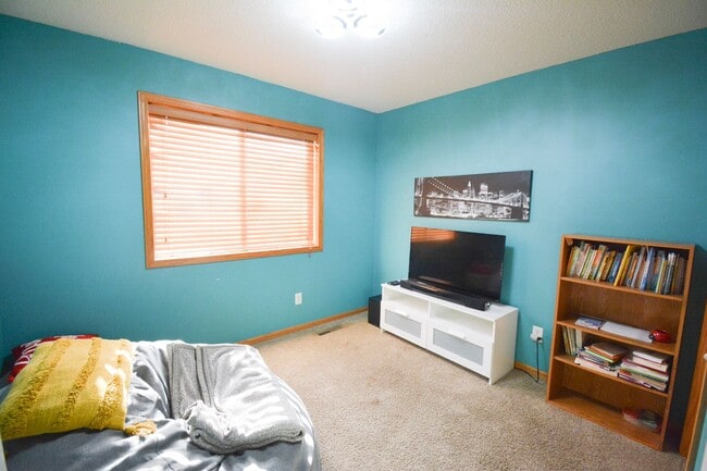 Building Photo - Modern 5-Bedroom Home for Rent in Rochester MN with Garage & Fenced Yard