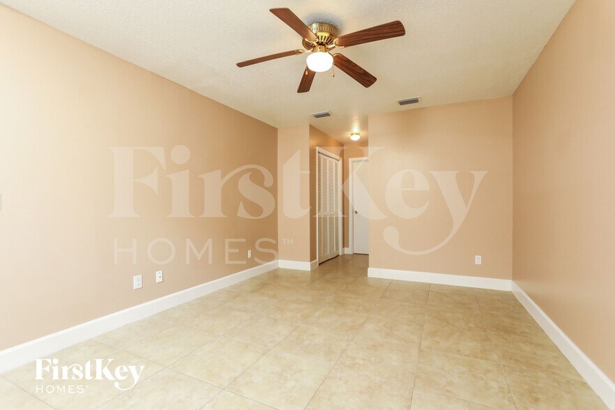 Building Photo - 988 Glenview Cir