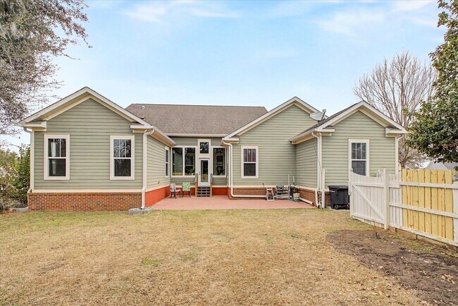 Building Photo - 3078 Dickinson Dr