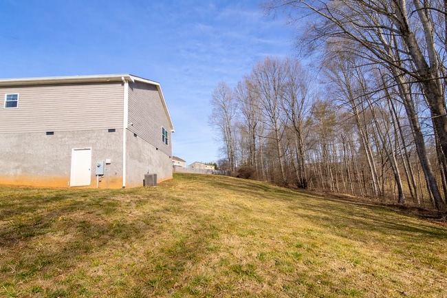 Building Photo - Weaverville Rental!