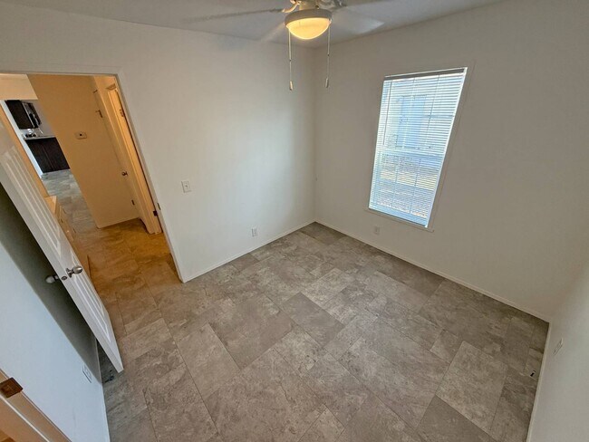 Building Photo - 2501 N Apperson Way