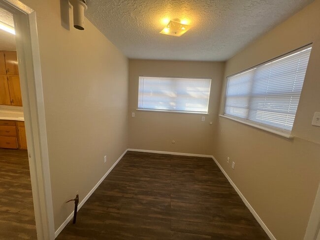 Building Photo - 730 W 17th Ln