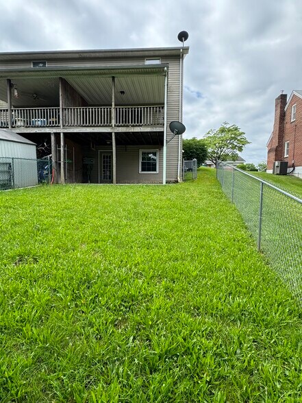 Fenced in private back yard - 45 S Colonial Dr