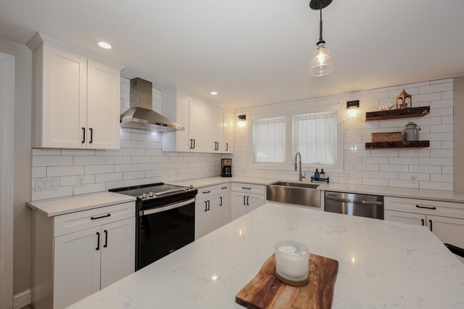 Building Photo - 395 Critchett Rd