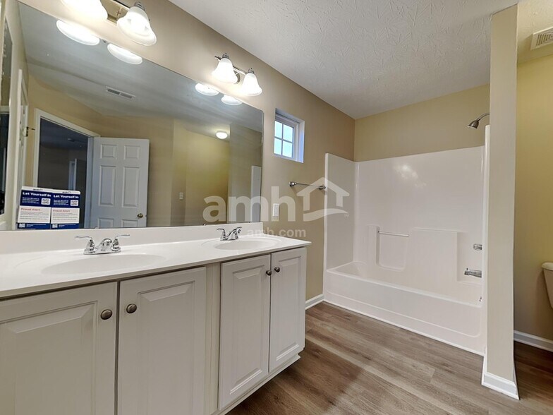 Building Photo - 10 Hunterbrook Ct