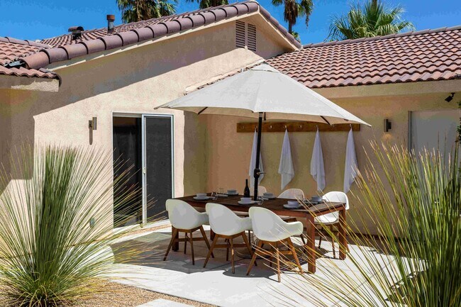 Building Photo - Luxury Oasis with Pool in Palm Springs (Monthly Only - No Long Term)