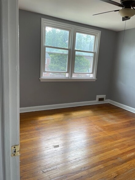 Building Photo - 908 Evesham Ave