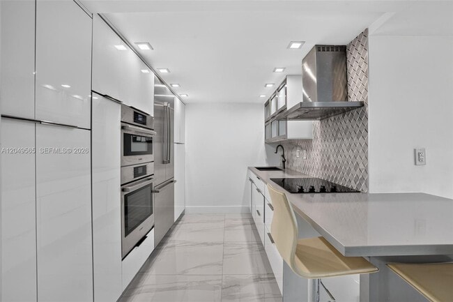 Building Photo - 6039 Collins Ave