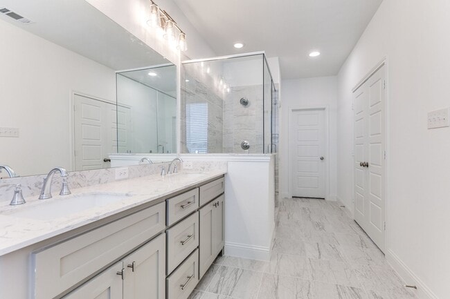 Building Photo - Modern 3 Bedroom / 2.5 Bath Townhome in Fo...