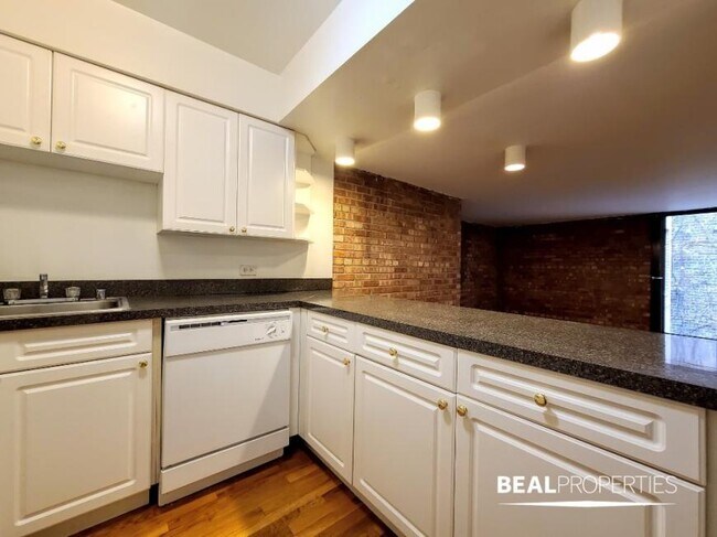 Building Photo - 2 bedroom in CHICAGO IL 60610