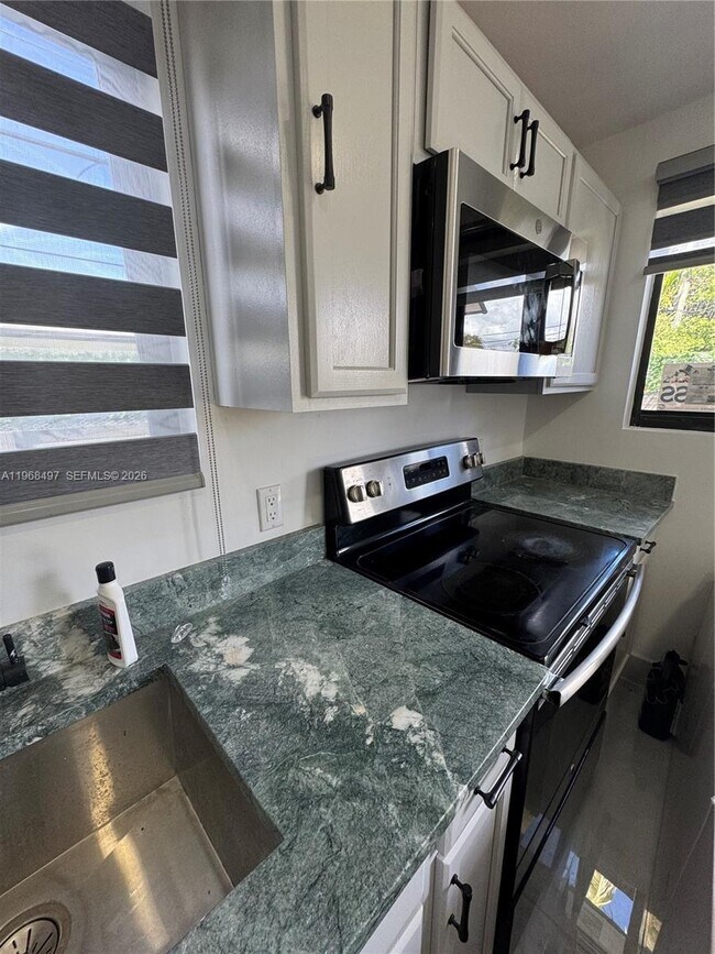 Building Photo - 1710 SW 99th Terrace