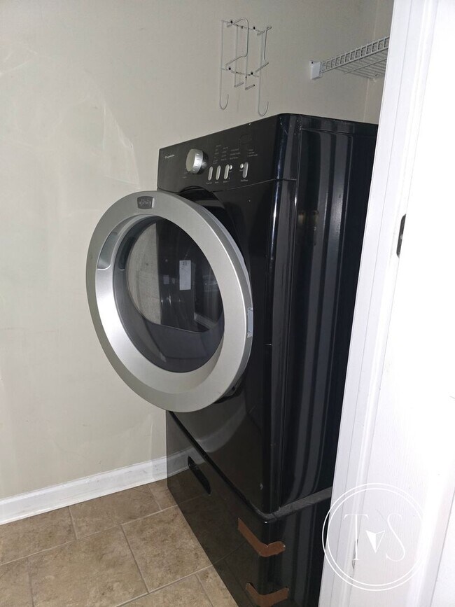 Building Photo - RATE DROP ALERT (was $2300/month)!