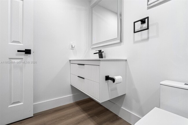 Building Photo - 901 NE 14th Ave