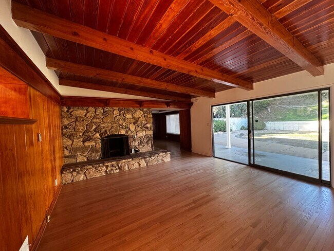 Building Photo - SPACIOUS 3 BEDROOM 2.5 BATH IN THE HEART OF LOS FELIZ