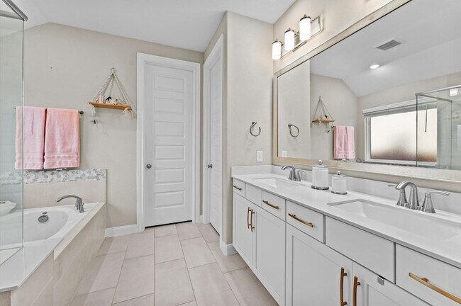 Building Photo - 2185 Woodland Pine Dr