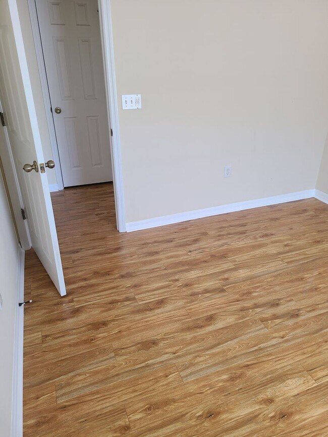 Building Photo - Spacious 3br 2.5ba Townhome in North Saint Petersburg