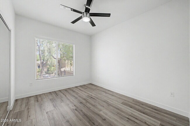 Building Photo - 1411 E Orangewood Ave