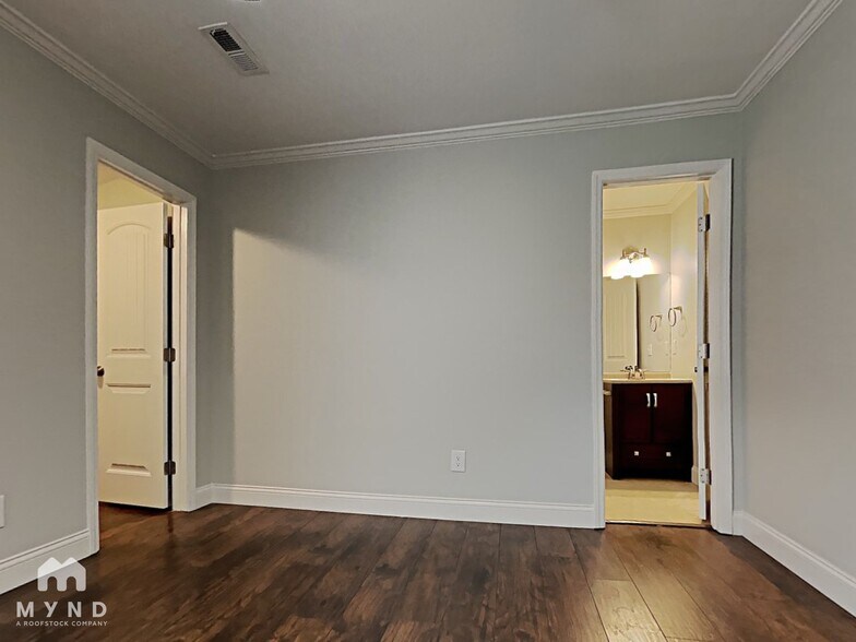 Building Photo - 4811 McAlpine Ln