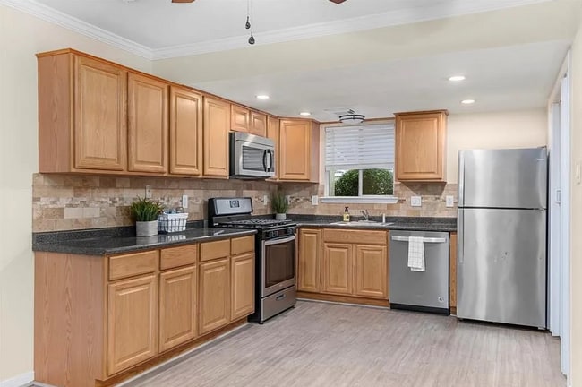 Building Photo - 2 Bedroom, 1.5 Bath Townhome – Modern Comf...