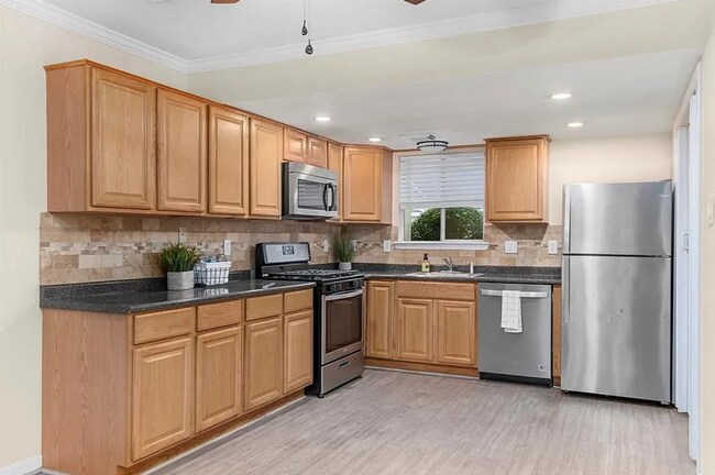 Primary Photo - 2 Bedroom, 1.5 Bath Townhome – Modern Comf...