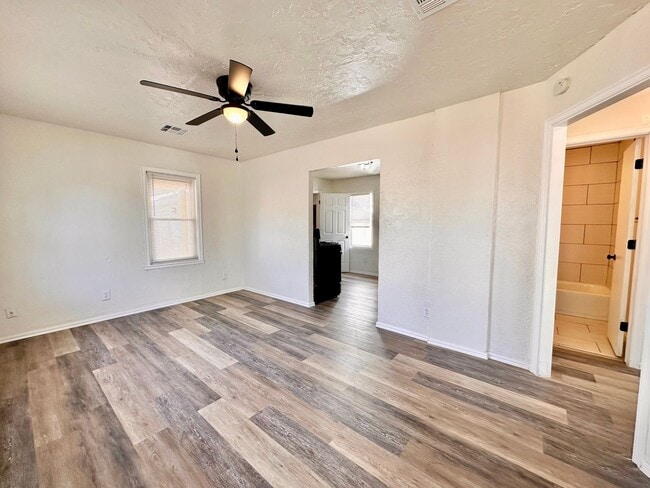 Building Photo - Newly Remodeled Home with Move-In Special!