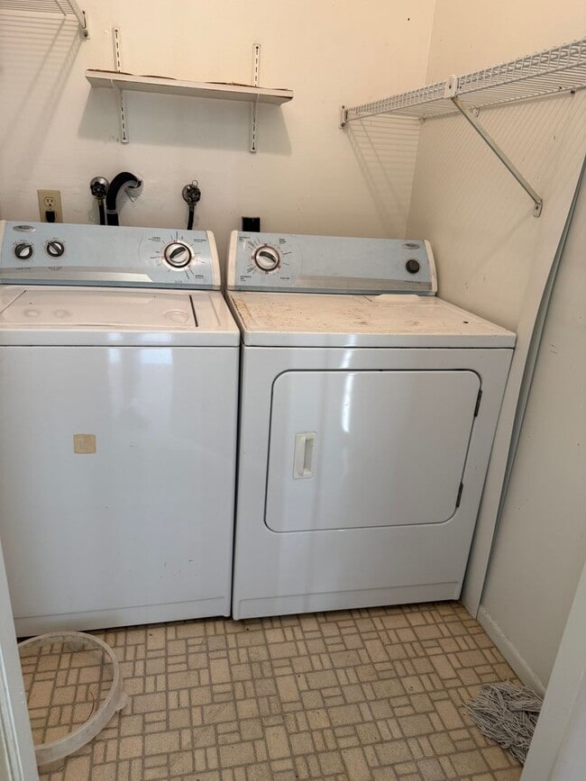 Building Photo - Serene Living at Townhomes of Lake Seminole 2/1.5 - 2 story condo