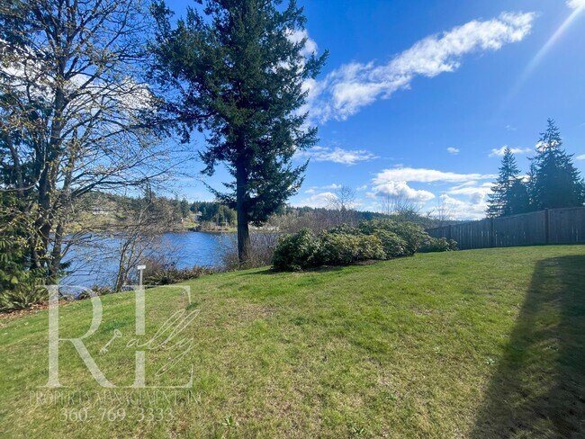 Building Photo - Fantastic Private Lakefront Rambler