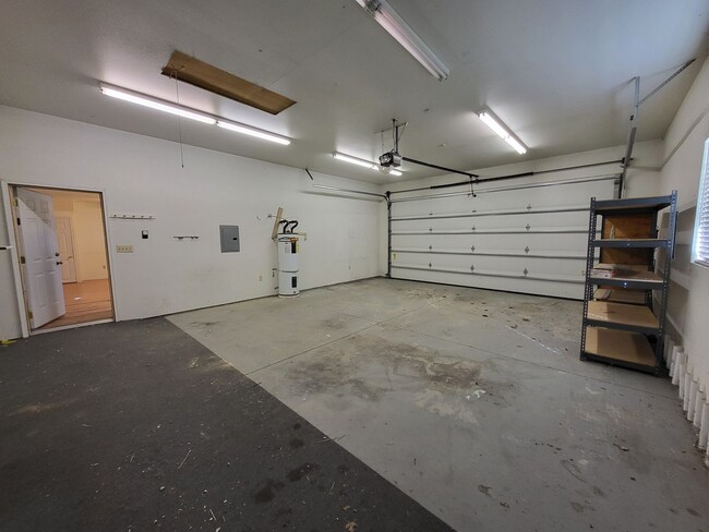 Building Photo - 1872 Alder Ave