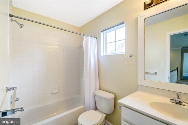 Building Photo - 240 Davis St