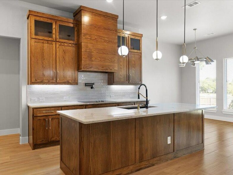 Building Photo - 8101 Oak Hollow Dr