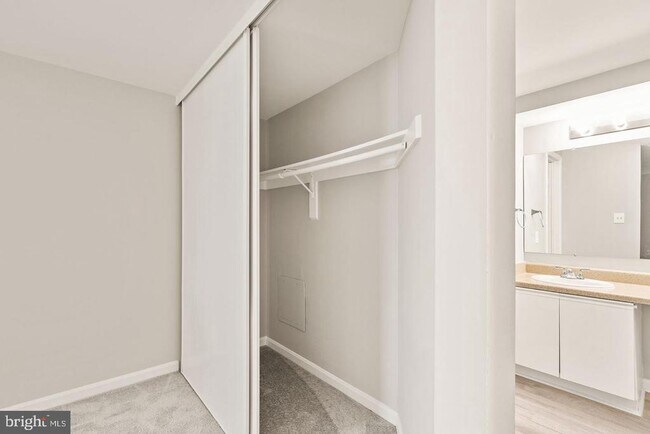 Building Photo - 4401 Pembrook Village Dr