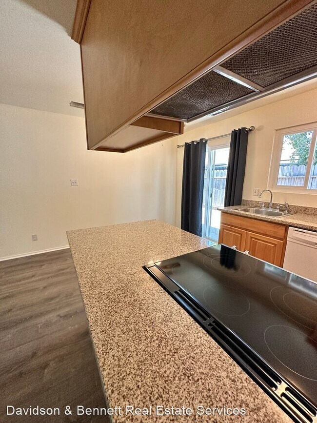 Building Photo - 2 br, 1 bath House - 3985 Dunhill