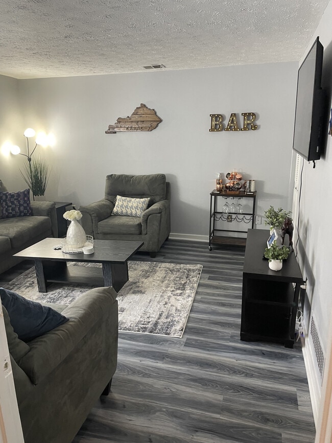 Building Photo - 123 Montmullin St