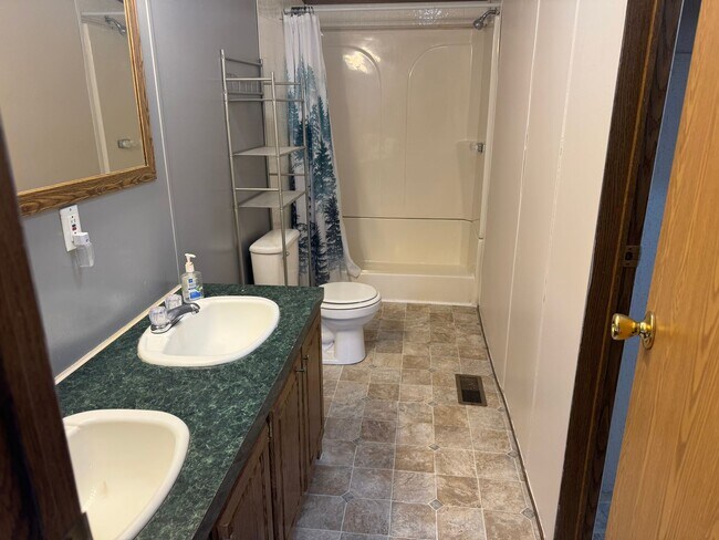 Building Photo - 3 Bedroom 2 Bathroom Mobile Home located in Rogersville, TN