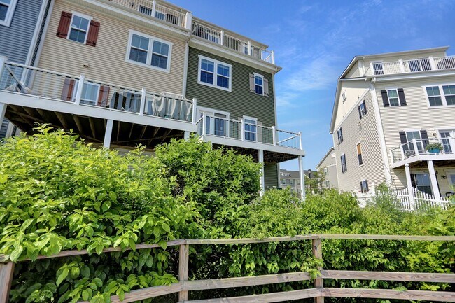 Building Photo - Stunning Townhome with Water Views!