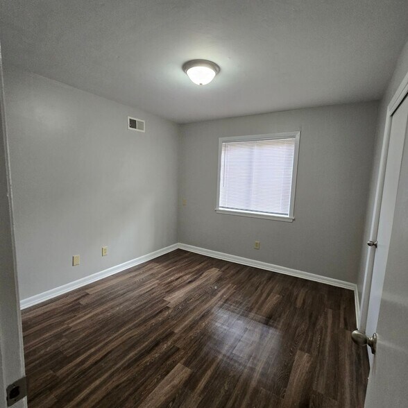 Building Photo - 1555 Staunton Dr
