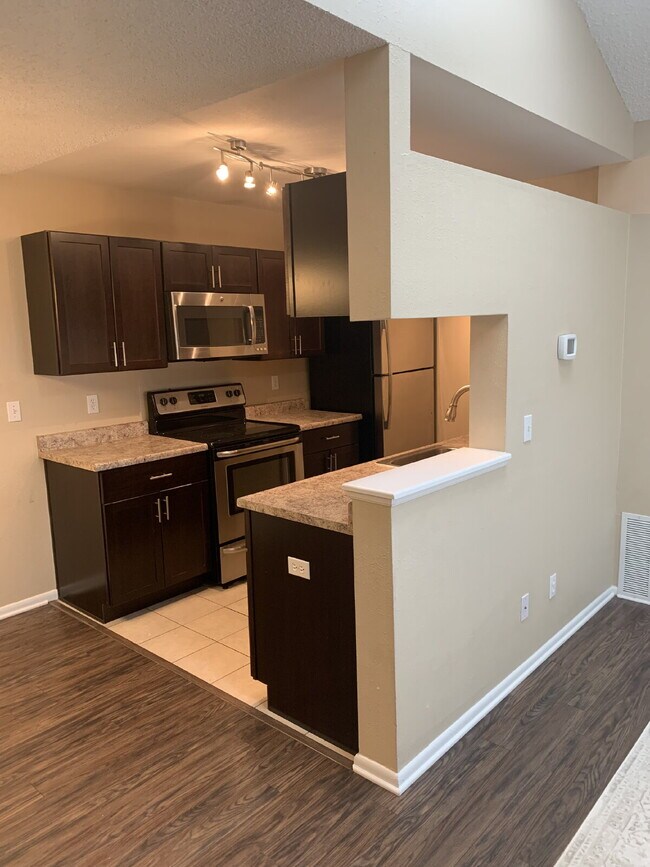 Building Photo - 2 Bedroom with Garage for Rent