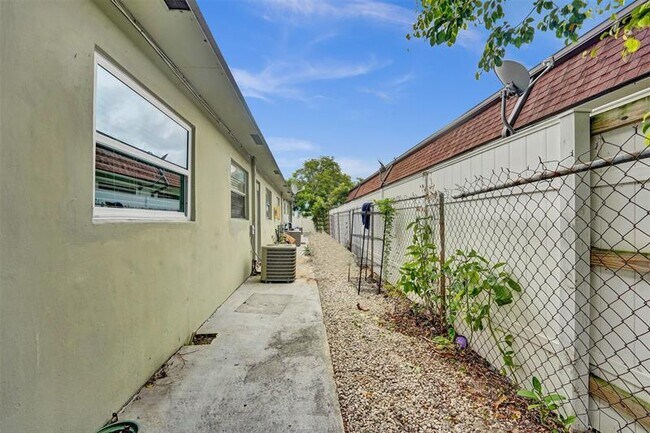 Building Photo - 232 SE 9th Ave
