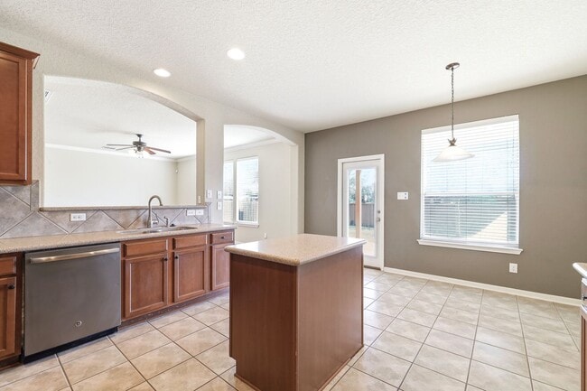 Building Photo - ***APPLICATION CURRENTLY UNDER REVIEW***Spacious Cul-de-sac home located close to Seaworld, Lackl...