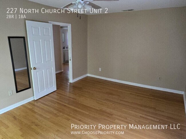 Building Photo - !Coming Soon! 2BR 1BA upstairs duplex, Woo...