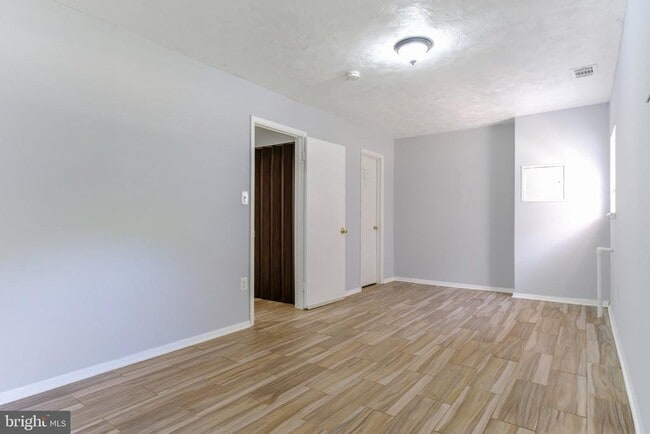 Building Photo - 577 W Diamond Ave