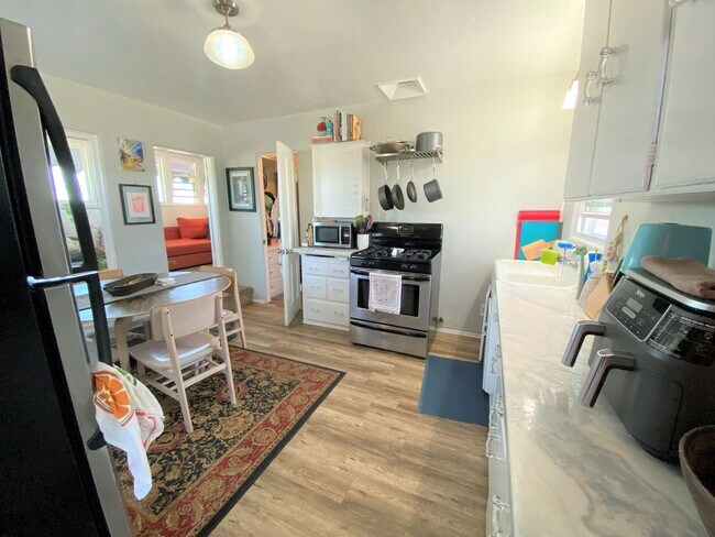 Building Photo - CHARMING NORTH PARKING ONE BEDROOM! LARGE ...