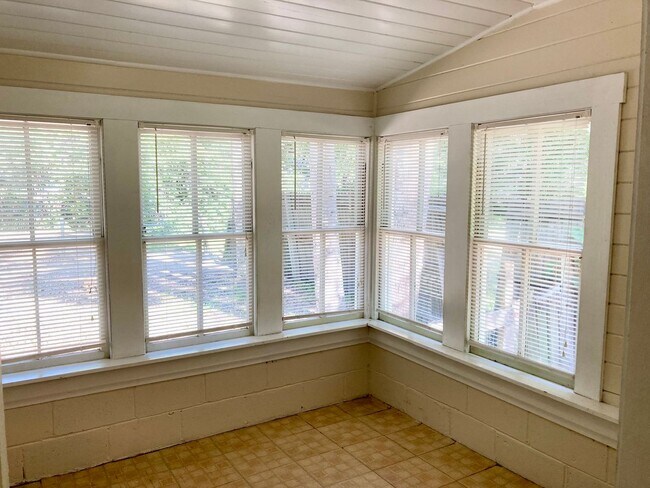 Building Photo - Crystal River Cottage!